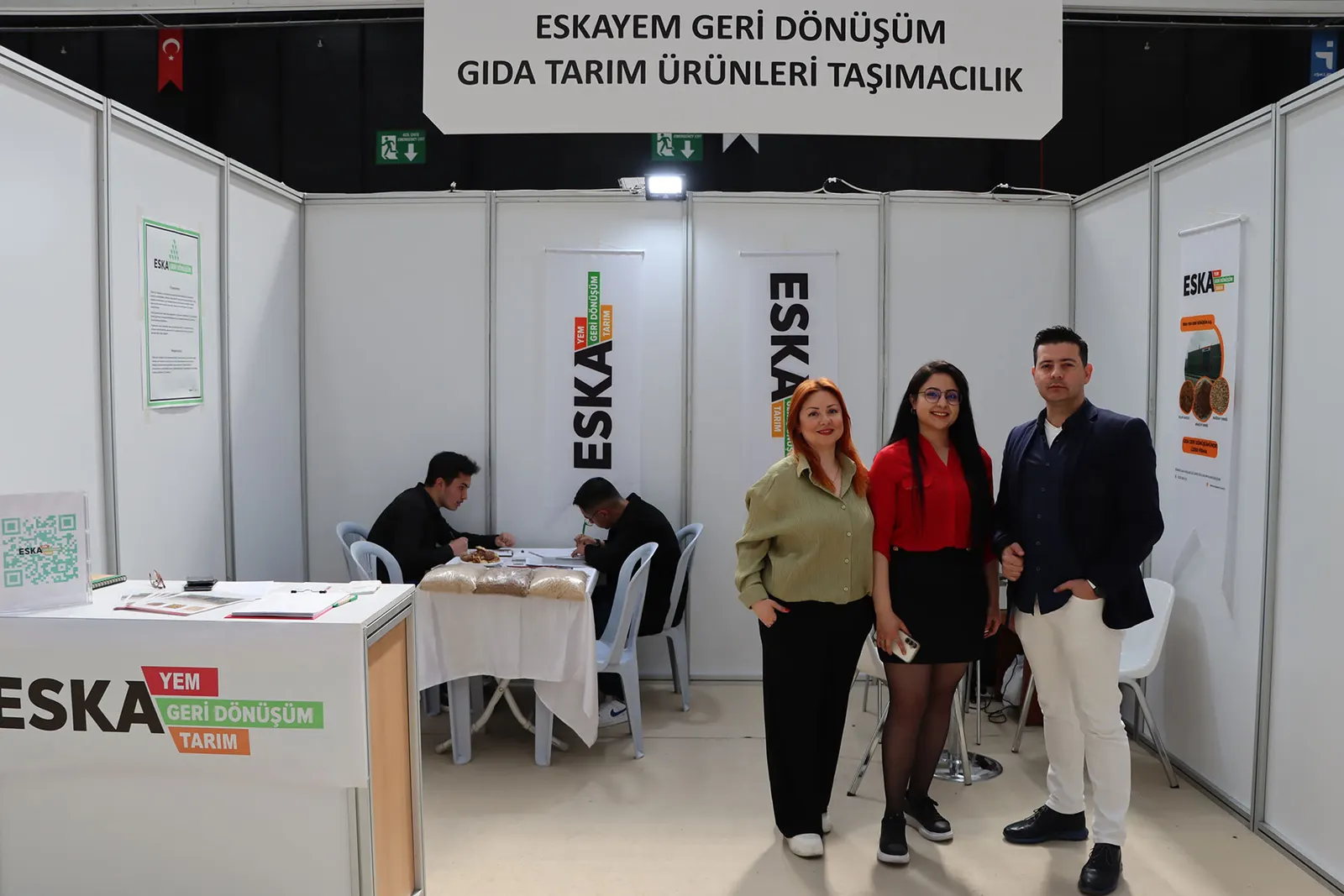 Eska Yem fuar standında ekip